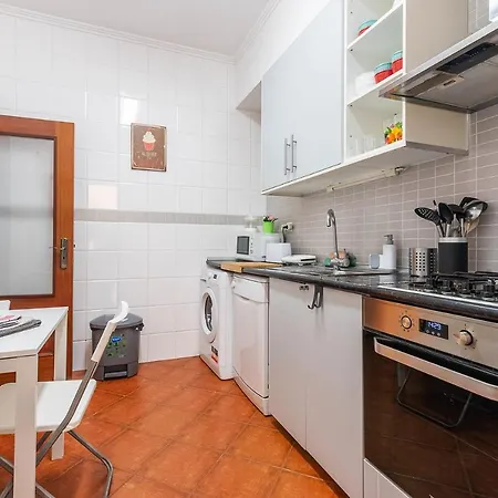 Alm- Spacious. Sunny. Patio. Quiet Area. Fast Wifi Lisboa