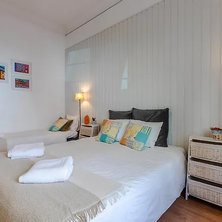 Alm- Spacious. Sunny. Patio. Quiet Area. Fast Wifi Apartment *