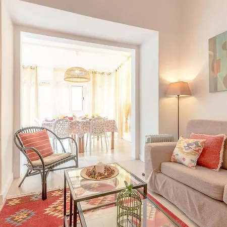Apartment Alm- Spacious. Sunny. Patio. Quiet Area. Fast Wifi Lisbon