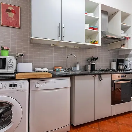 Apartment Alm- Spacious. Sunny. Patio. Quiet Area. Fast Wifi *