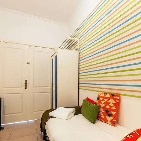 Alm- Spacious. Sunny. Patio. Quiet Area. Fast Wifi * Lissabon
