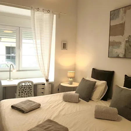 Alm- Spacious. Sunny. Patio. Quiet Area. Fast Wifi Lisbon