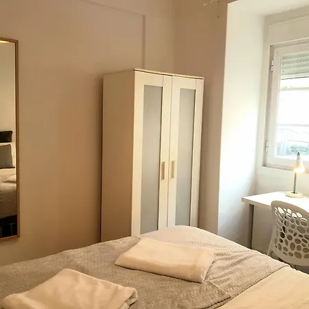 Alm- Spacious. Sunny. Patio. Quiet Area. Fast Wifi Apartment *
