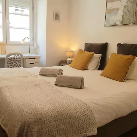 Alm- Spacious. Sunny. Patio. Quiet Area. Fast Wifi Appartement