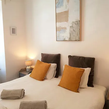 Alm- Spacious. Sunny. Patio. Quiet Area. Fast Wifi Appartement