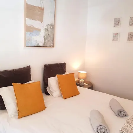 Appartement Alm- Spacious. Sunny. Patio. Quiet Area. Fast Wifi *