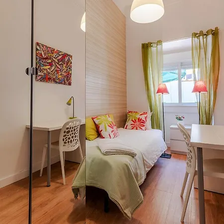 شقة Alm- Spacious. Sunny. Patio. Quiet Area. Fast Wifi Lisboa