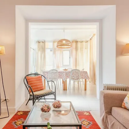 Alm- Spacious. Sunny. Patio. Quiet Area. Fast Wifi شقة