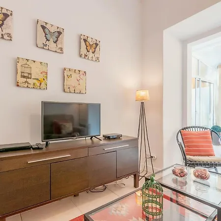 شقة Alm- Spacious. Sunny. Patio. Quiet Area. Fast Wifi Lisboa