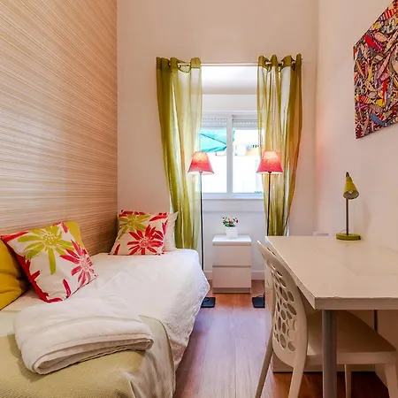 Alm- Spacious. Sunny. Patio. Quiet Area. Fast Wifi * Lisboa