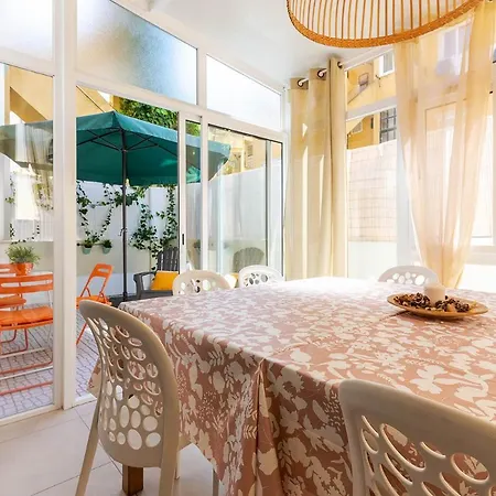 شقة Alm- Spacious. Sunny. Patio. Quiet Area. Fast Wifi