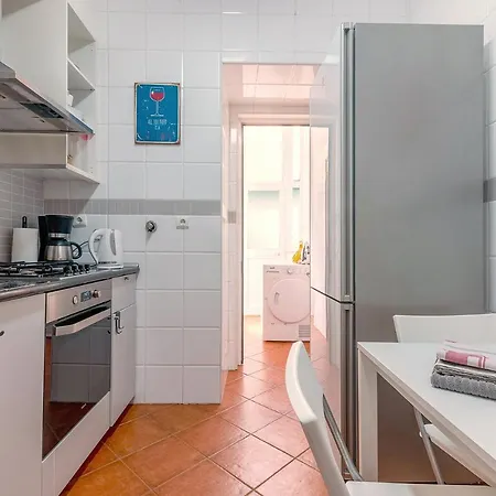 Alm- Spacious. Sunny. Patio. Quiet Area. Fast Wifi * Lisboa