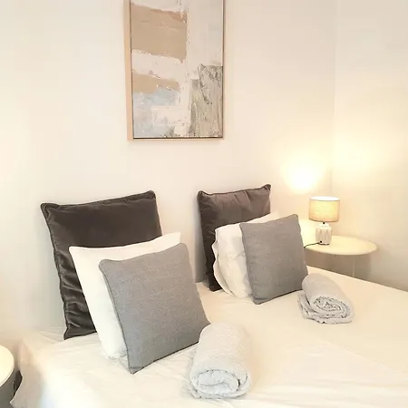 Alm- Spacious. Sunny. Patio. Quiet Area. Fast Wifi شقة Lisboa